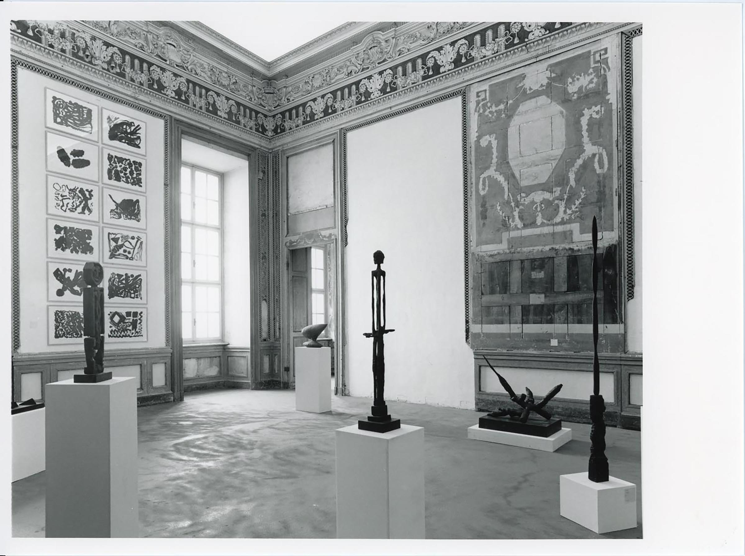 u0022Standing Sculptureu0022, installation view